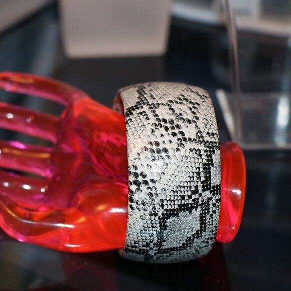 Vintage Faux Snakeskin 1.5" Wide Bangle Bracelet with 2.5" Diameter - Picture 1 of 5